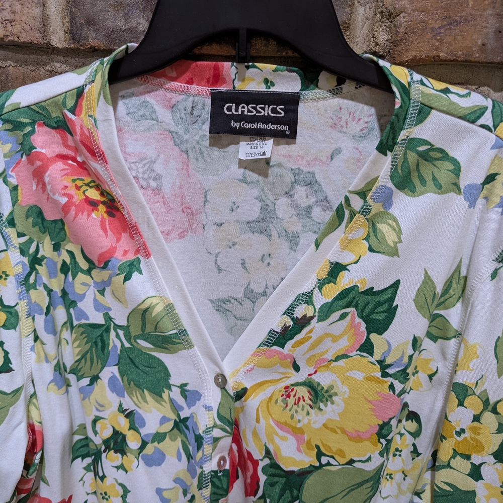 NWT Vintage Floral V-Neck Button-Up Top